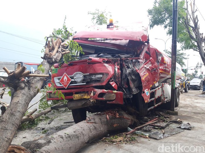 Truk tangki pertamina ringsek setelah menabrak pohon di Bangak, Banyudono, Boyolali, Jumat (24/3/2023) siang.