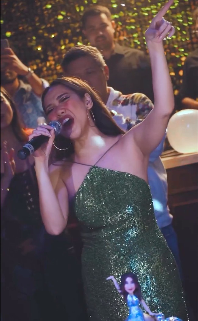 BCL tampil cantik dan seksi mengenakan gaun hijau beraksen metallic dan bertali spaghetti. Rambut panjangnya tampak rapi dibiarkan terurai. Gayanya itu membuat BCL terlihat elegan sekaligus awet muda. Foto: Instagram/@bclsinclair