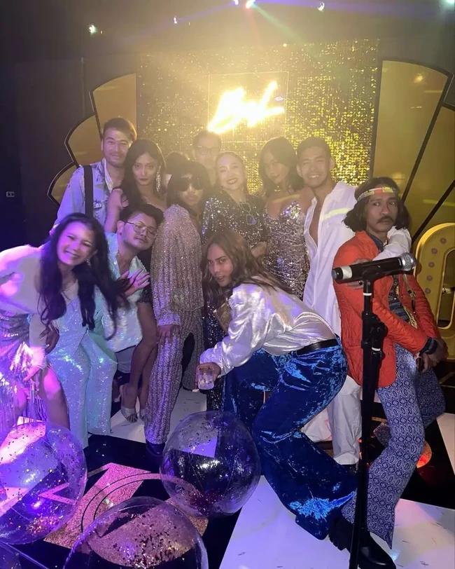 Tampak para tamu undangan yang hadir kompak bergaya dengan busana bertema disko. Tak ketinggalan, Aming juga ikut hadir dengan mengenakan gaya nyentriknya. Foto: Instagram/@bubahalfian