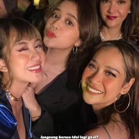Tak lupa BCL juga berfoto bersama para tamu undangan yang hadir. Seperti dalam foto ini BCL terlihat berpose bersama Maia Estianty, Brisia Jodie, dan Ghea Indrawari. Foto: Instagram/@gheaindrawari