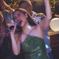 BCL tampil cantik dan seksi mengenakan gaun hijau beraksen metallic dan bertali spaghetti. Rambut panjangnya tampak rapi dibiarkan terurai. Gayanya itu membuat BCL terlihat elegan sekaligus awet muda. Foto: Instagram/@bclsinclair