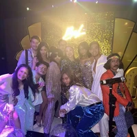 Tampak para tamu undangan yang hadir kompak bergaya dengan busana bertema disko. Tak ketinggalan, Aming juga ikut hadir dengan mengenakan gaya nyentriknya. Foto: Instagram/@bubahalfian