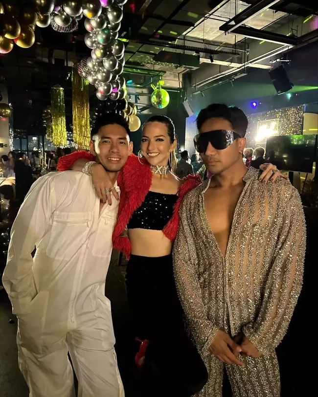 MUA Bubah Alfian juga hadir dengan mengenakan busana one set transparan. Penampilannya itu kemudian dilengkapi dengan sebuah kaca mata hitam. Foto: Instagram/@bubahalfian