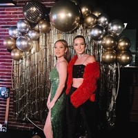 Nia Ramadhani juga tampak hadir memeriahkan acara ulang tahun BCL. Nia tampil mengenakan crop top beraksen glitter yang dipadukan dengan luaran bulu berwarna merah dan celana panjang hitam. Foto: Instagram/@ramadhaniabakrie