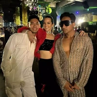 MUA Bubah Alfian juga hadir dengan mengenakan busana one set transparan. Penampilannya itu kemudian dilengkapi dengan sebuah kaca mata hitam. Foto: Instagram/@bubahalfian