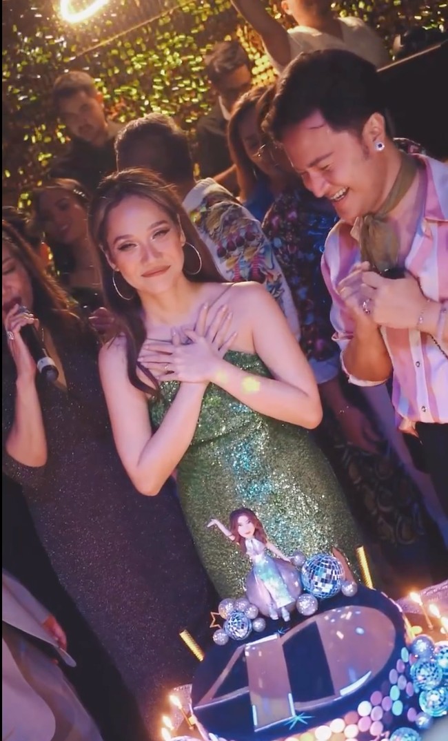 Tepat tanggal 22 Maret 2023 Bunga Citra Lestari resmi bertambah usia. Untuk merayakan bertambahnya usia, tahun ini BCL mengadakan pesta bertema Disko. Foto: Instagram/@bclsinclair