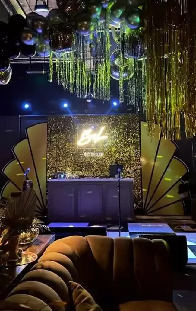 Dekorasi di perayaan ulang tahun Bunga Citra Lestari tampak didominasi oleh warna hitam dan gold. Diketahui bahwa perayaan ulang tahun tersebut diadakan di sebuah bar. Foto: Instagram/@bclsinclair