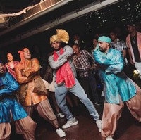 Tak hanya menari, Sabda juga tampak bergaya ala Shah Rukh Khan. Melalui keterangan di unggahan Instagramnya Sabda menulis menggunakan bahasa Inggris, “Sekarang aku tahu bagaimana rasanya menjadi Shah Rukh Khan dalam film Bollywood dan bernyanyi berduet dengan penyanyi jazz dan jowo favorit saya. grazie bella @wulanguritno.” Foto: Instagram/@sabdaahessa