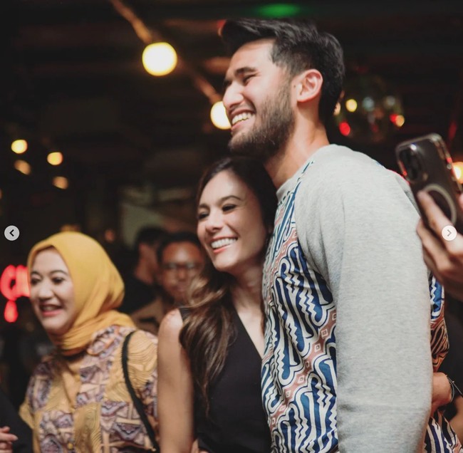 Rupanya sang kekasih, Wulan Guritno lah yang mengusulkan untuk mengadakan sambutan tarian Bollywood. Tarian tersebut yang membuat suasana di pesta ulang tahun Sabda Ahessa menjadi lebih meriah. Foto: Instagram/@sabdaahessa