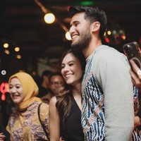 Rupanya sang kekasih, Wulan Guritno lah yang mengusulkan untuk mengadakan sambutan tarian Bollywood. Tarian tersebut yang membuat suasana di pesta ulang tahun Sabda Ahessa menjadi lebih meriah. Foto: Instagram/@sabdaahessa