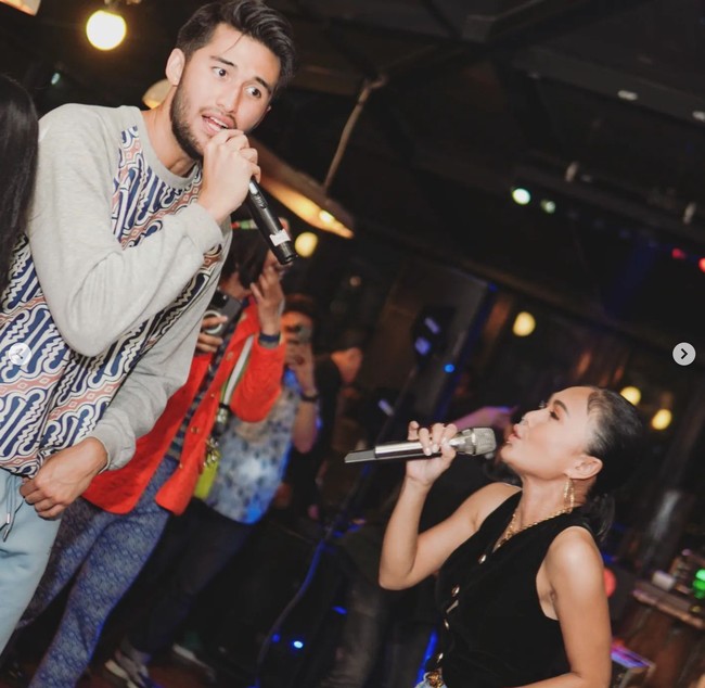 Penyanyi cantik Yuni Shara juga tampak ikut memeriahkan acara dengan menyumbangkan suaranya. Yuni juga tampak berduet dengan Sabda Ahessa. Foto: Instagram/@sabdaahessa