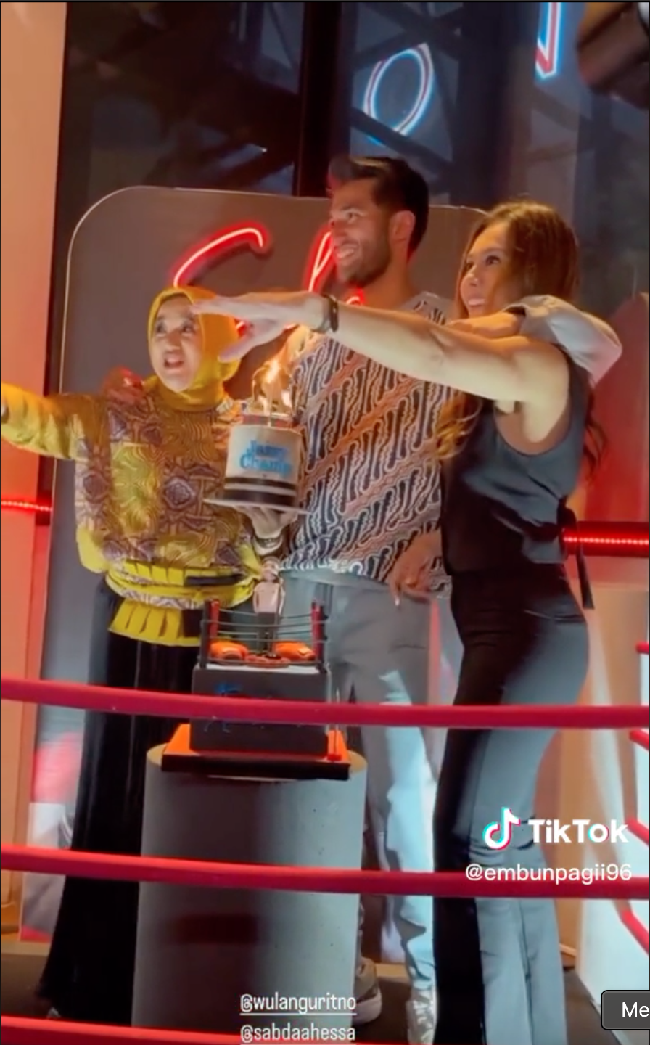 Salah satu yang berhasil mencuri sorotan ialah kekompakan Wulan Guritno dan ibu Sabda Ahessa sekaligus calon mertua Wulan Guritno. Diunggah ulang oleh akun TikTok @embunpagii96, terlihat momen saat Sabda Ahessa merangkul bersama kedua wanita spesial di hidupnya tersebut. Foto: TikTok/@embunpagii96