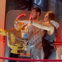 Salah satu yang berhasil mencuri sorotan ialah kekompakan Wulan Guritno dan ibu Sabda Ahessa sekaligus calon mertua Wulan Guritno. Diunggah ulang oleh akun TikTok @embunpagii96, terlihat momen saat Sabda Ahessa merangkul bersama kedua wanita spesial di hidupnya tersebut. Foto: TikTok/@embunpagii96