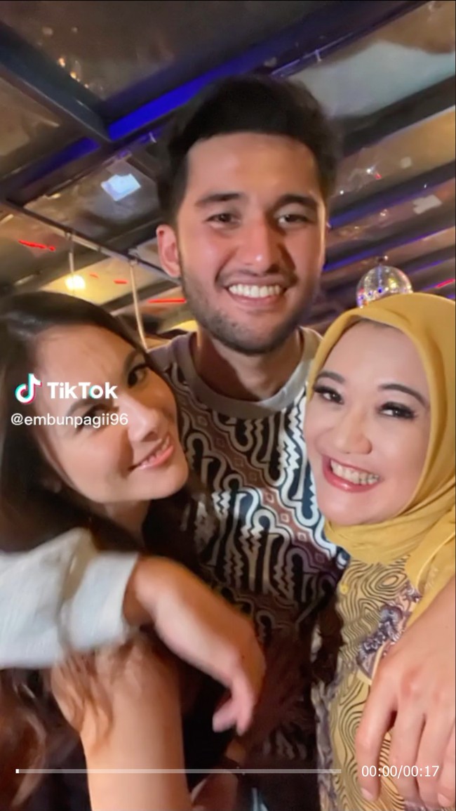 Berpose bertiga, Wulan Guritno, Sabda Ahessa, dan ibunya tampak begitu kompak. Ketiganya pun terlihat memamerkan senyum sumringah mereka. Foto: TikTok/@embunpagii96