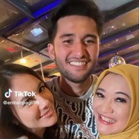 Berpose bertiga, Wulan Guritno, Sabda Ahessa, dan ibunya tampak begitu kompak. Ketiganya pun terlihat memamerkan senyum sumringah mereka. Foto: TikTok/@embunpagii96