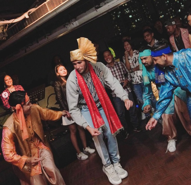 Sabda Ahessa pacar Wulan Guritno kini sudah genap berusia 27 tahun. Pesta perayaan ulang tahunnya itu tampak begitu meriah dengan adanya tarian India. Foto: Instagram/@sabdaahessa