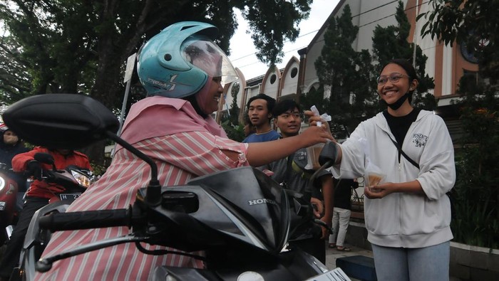 UMAT KATOLIK BERBAGI TAKJIL DI SALATIGA Anggota Orang Muda Katolik (OMK) Gereja Katolik Santo Paulus Miki membagikan takjil kepada pengendara motor di Salatiga, Jawa Tengah, Jumat (24/3/2023). Kegiatan berbagi takjil gratis sebanyak 200 bungkus per hari selama bulan suci Ramadhan 1444 H yang dilakukan oleh Umat Katolik setempat itu untuk menjaga kebersamaan dalam nilai-nilai toleransi antarumat beragama. ANTARA FOTO/Aloysius Jarot Nugroho/aww.