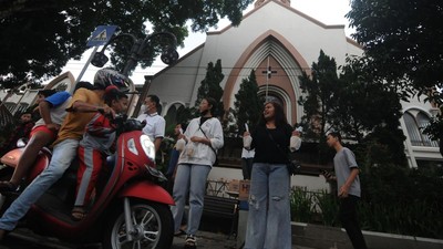 Potret Indahnya Toleransi, Umat Katolik Berbagi Takjil di Salatiga