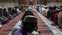 Sejumlah jemaah melaksanakan salat subuh di Masjid Jama, New Delhi, India, Jumat (24/3/2023).