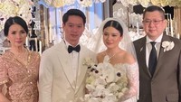 Kevin Sanjaya dan Valencia Tanoesoedibjo berpose bersama orang tua. Foto: Instagram @valenciatanoe/ @angelatanoesoedibjo