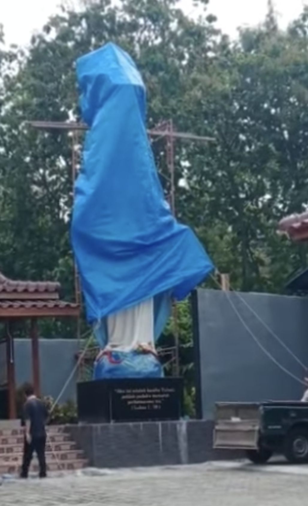 Video patung Bunda Maria ditutup menggunakan terpal di Kabupaten Kulon Progo, Daerah Istimewa Yogyakarta (DIY) viral di media sosial. (Tangkapan Layar Instagram)