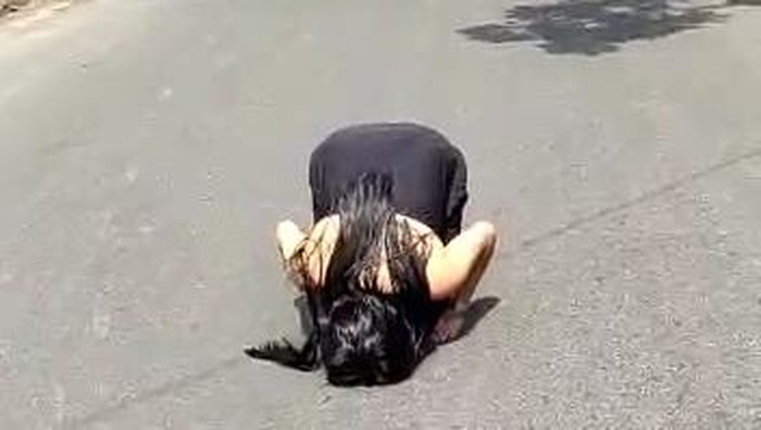 Viral seorang wanita bertingkah aneh di tengah jalan, di Jalan Turi, Medan. (Foto: Istimewa)