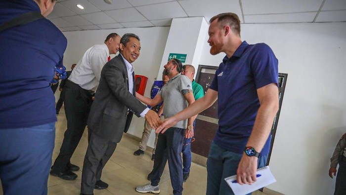 Wali Kota Bandung Yana Mulyana sambut kedatangan perwakilan FIFA.