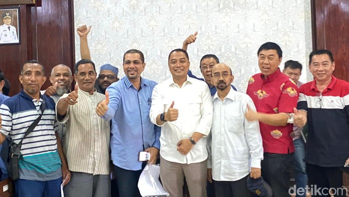 Wali Kota Eri Cahyadi bersma pedagang Pasar Turi