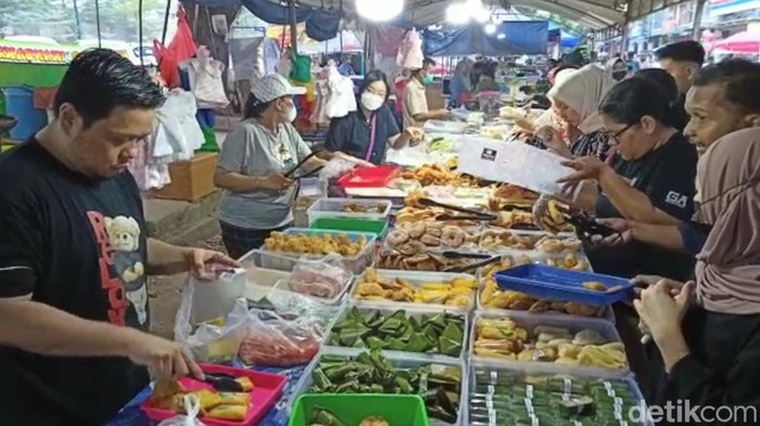 Warga berburu takjil di Bazar Ramadan. (Alamudin Hamapu)