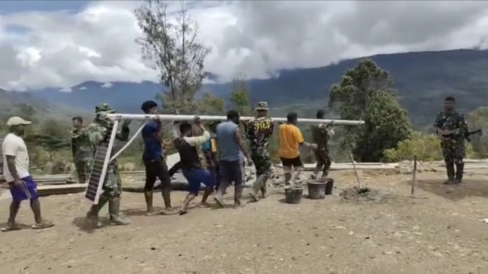 Warga Intan Jaya, Papua Tengah, berterima kasih atas bantuan penerangan kepada KSAD Jenderal Dudung Abdurachman hingga Pangkostrad Letjen Maruli Simajuntak. (IG @penkostrad)