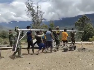 Lampu Solar Cell Terangi Intan Jaya, Warga Apresiasi KSAD-Pangkostrad