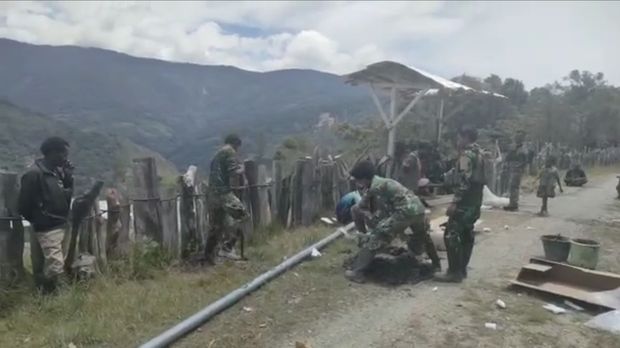 Warga Intan Jaya, Papua Tengah, berterima kasih atas bantuan penerangan kepada KSAD Jenderal Dudung Abdurachman hingga Pangkostrad Letjen Maruli Simajuntak. (IG @penkostrad)