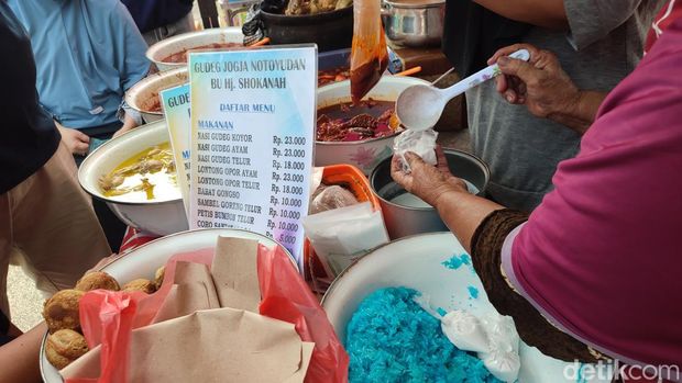 Warga kunjungi Festival Kuliner Kauman Semarang 2023, Aloon-aloon Semarang, Jumat (24/3/2023).