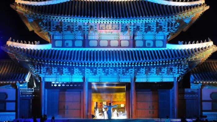 wisata malam di Gyeongbok Palace