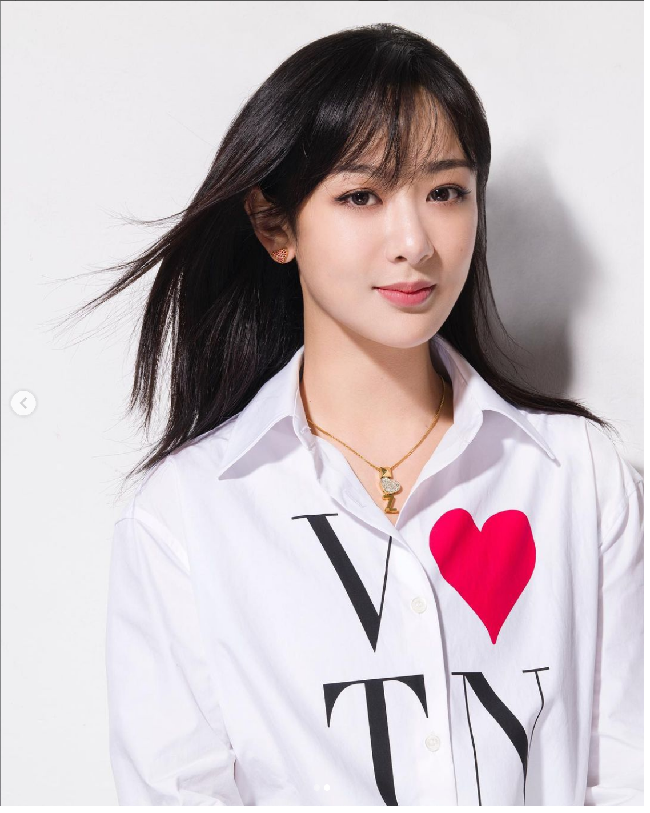 Sederet penghargaan sudah diterima Yang Zi, di antaranya Rising Actress Award dari China TV Drama Awards, Entertainment Person of the Year pada 2019 dari The Beijing News, Most Influential Actress of 2019 dari Powerstar China. Foto: Instagram