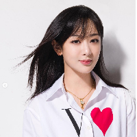 Sederet penghargaan sudah diterima Yang Zi, di antaranya Rising Actress Award dari China TV Drama Awards, Entertainment Person of the Year pada 2019 dari The Beijing News, Most Influential Actress of 2019 dari Powerstar China. Foto: Instagram