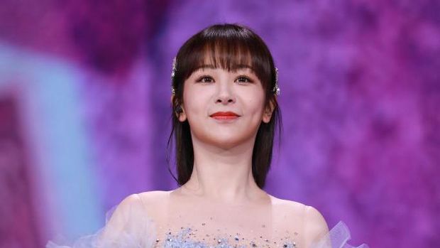 Yang Zi, artis China SHANGHAI, CHINA - DECEMBER 31: Actress Yang Zi performs on the stage during Dragon Television new year gala on December 31, 2020 in Shanghai, China. (Photo by VCG/VCG via Getty Images)
