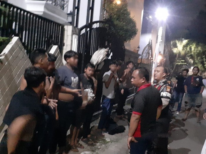 15 Remaja tawuran menggunakan sarung yang ujungnya diikat batu di Jagakarsa diamankan, Jumat (24/3/2023) malam.