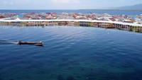 Masyarakat Bajau menggunakan jasa ojek perahu untuk beraktivitas dari daratan menuju perkampungan yang berada di atas laut atau sebaliknya.
