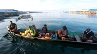 Masyarakat Bajau dikenakan biaya Rp 5.000 sekali naik. 
