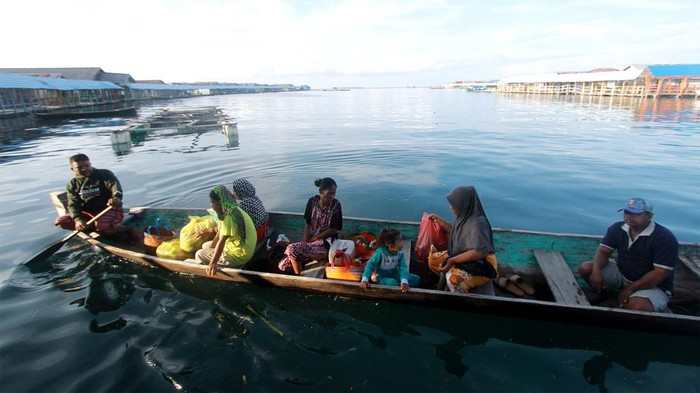 Warga Suku Bajau menggunakan jasa ojek perahu di perkampungan Bajau Torosiaje, Kabupaten Pohuwato, Gorontalo, Sabtu (25/3/2023). Masyarakat Bajau menggunakan jasa ojek perahu untuk beraktivitas dari daratan menuju perkampungan yang berada di atas laut atau sebaliknya dengan biaya Rp5.000 sekali naik. ANTARA FOTO/Adiwinata Solihin/rwa.