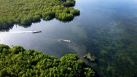 Ojek perahu membawa penumpang menuju perkampungan Bajau Torosiaje, Kabupaten Pohuwato, Gorontalo, Sabtu (25/3/2023).