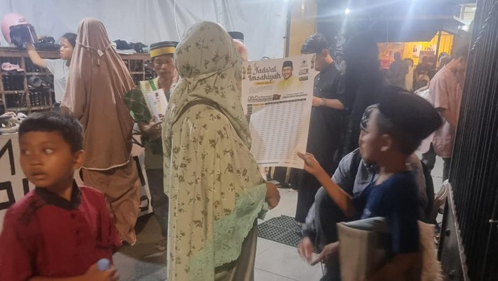 Atribut IAS GuberurKu beredar di Masjid Makassar.