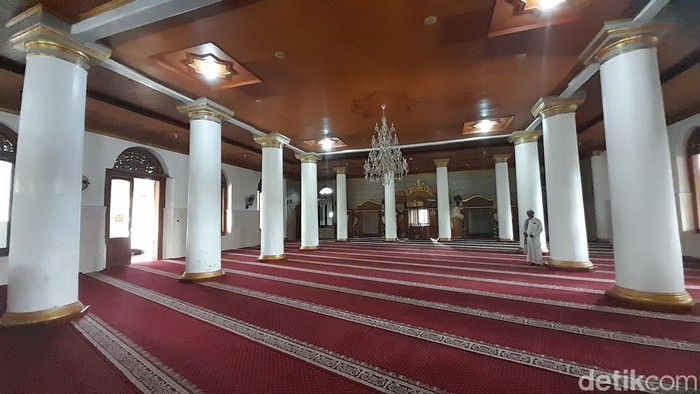 Bagian dalam Masjid Agung Sumedang.
