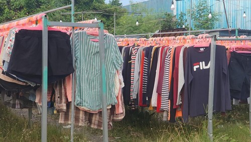 Suasana persiapan buka pasar pakaian bekas di Jalan Teuku Umar, Denpasar.