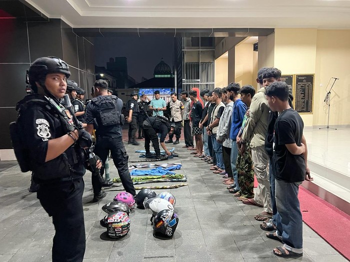 Belasan pemuda saat diamankan di Mapolresta Solo karena hendak perang sarung, Sabtu (25/3/2023) dini hari.