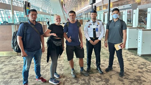 Dua warga negara asing (WNA) Polandia Karol Grabinski dan Barbara Karina Walczak saat dideportasi di Bandara Internasional Soekarno-Hatta, Sabtu (25/3/2023).