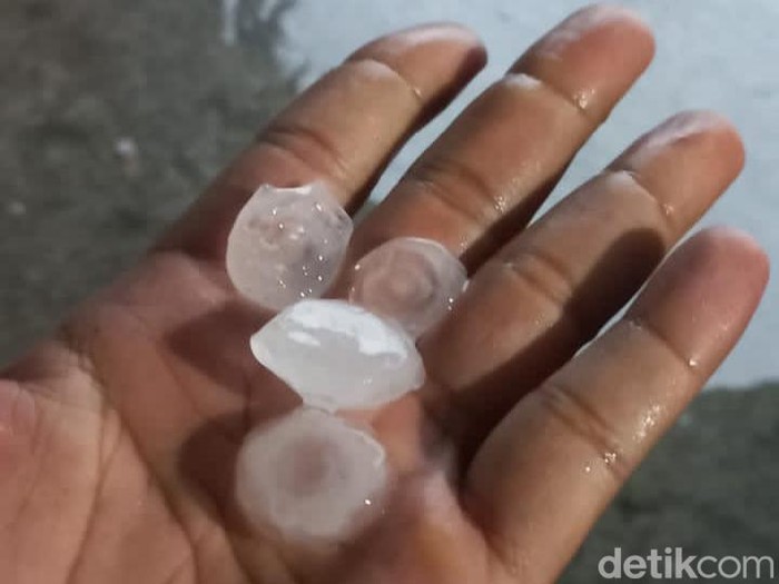 Fenomena hujan es di Pekanbaru, Riau.