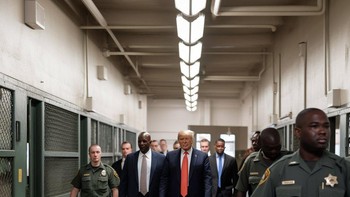 Foto Trump digelandang di penjara yang tampak begitu realistis. Foto: Twitter @EliotHiggins
