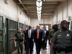 Foto AI Realistis Donald Trump Ditangkap dan Mendekam di Penjara